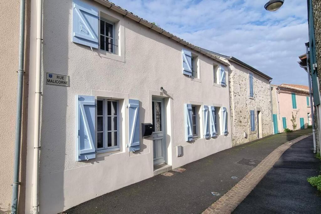 Le Pavillon Bleu Vouvant - Gite Maison Exterior foto